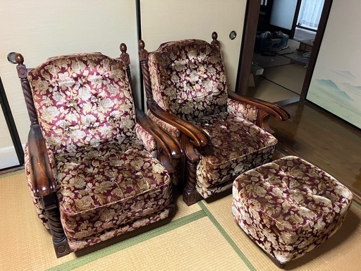 ソファ二脚、オットマンセット (key) 空港通りのソファの中古あげます 