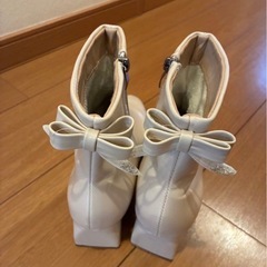 ホワイトリボン付きブーツの画像