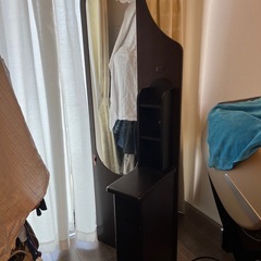 木製の化粧台の画像