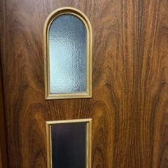 透かしガラスの入った扉の画像