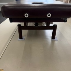 施術用自動昇降ベッドの画像