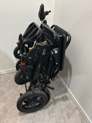 折たためる軽量電動車椅子