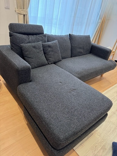 グレーのファブリック製L字型ソファ