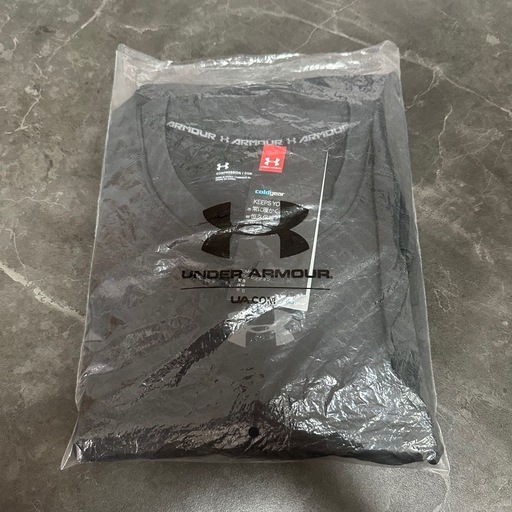 新品未着用　アンダーアーマー　長袖インナー　スポーツ