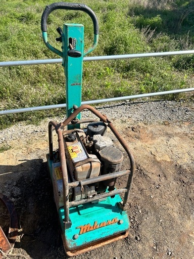 三笠産業　前後進バイブロ（転圧機）