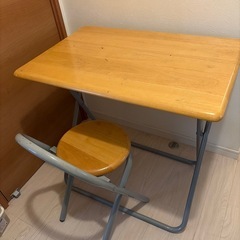 折りたたみテーブルとイスのセットの画像