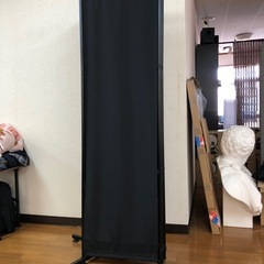 ottostyle.jp パーテーション シンプル スクリーン 目隠し 仕切り 180cm クロス 自立 連結 キッチン リビング プライベート 高さ調節 簡単 コンパクト 軽量 アジャスター オフィス [ブラックフレーム] [本体6連&サポート安定足2個&] [ブラック]の画像