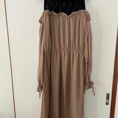 オフショルダー ベージュ 黒 ロングワンピースの画像