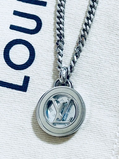 【箱・布袋・レシート付き美品✳︎】LOUIS VUITTON ルイヴィトン  ペンダントモノグラム ステシアM02415 男女問わず使えるデザイン シルバー