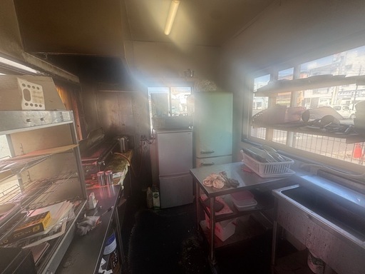 焼き鳥販売用 屋台・プレハブ店舗（即営業可）赤色目立つ外観！