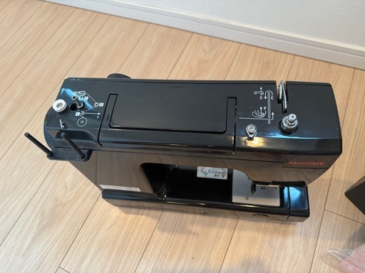ジャノメ JANOME クラフト電動ミシBlack Edition  品番：LC-7700-K000（LC7700K）  カラー：ブラック  ご覧いただきありがとうございます！ 2025年に購入しましたが、ほとんど使用する機会がないため出品いたします。使用回数は5回程度の美品です。  ■ 状態について  ・動作確認済み。すぐにご使用いただけます。  ・目立たない程度の小傷（写真9枚目参照）がありますが、全体的にとても綺麗な状態です。  ・素人検品、自宅保管の中古品となりますので、ご理解いただけ
