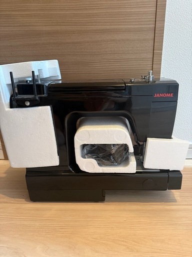 ジャノメ JANOME クラフト電動ミシBlack Edition  品番：LC-7700-K000（LC7700K）  カラー：ブラック  ご覧いただきありがとうございます！ 2025年に購入しましたが、ほとんど使用する機会がないため出品いたします。使用回数は5回程度の美品です。  ■ 状態について  ・動作確認済み。すぐにご使用いただけます。  ・目立たない程度の小傷（写真9枚目参照）がありますが、全体的にとても綺麗な状態です。  ・素人検品、自宅保管の中古品となりますので、ご理解いただけ