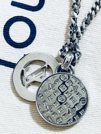 【箱・布袋・レシート付き美品✳︎】LOUIS VUITTON ルイヴィトン  ペンダントモノグラム ステシアM02415 男女問わず使えるデザイン シルバー