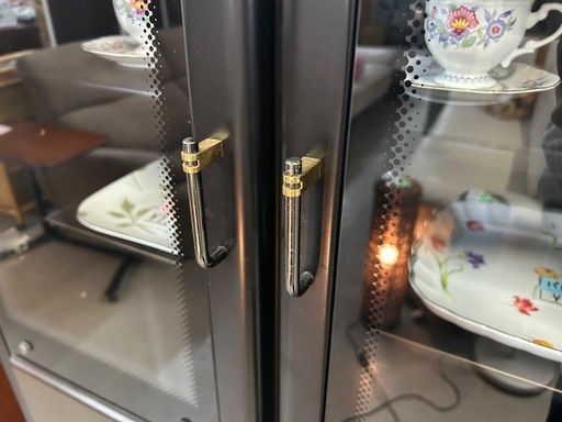 アンティークな食器収納棚/黒