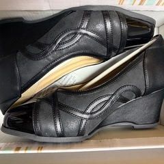 黒 エレガンス切替パンプス 24cmの画像