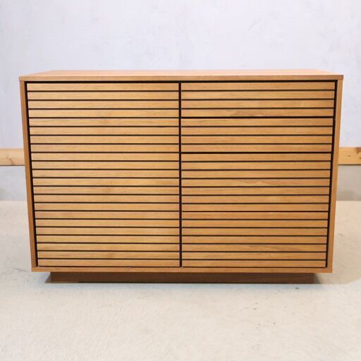 Hiromatsu Furniture(広松木工)のVERA CREPA(ベラクレッパ) キャビネット。木目を活かしたスリットが魅力的なサイドボードは北欧スタイルやカフェ風のお部屋に♪