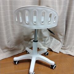 キャスター付き椅子の画像