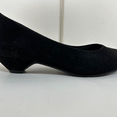 黒 スエード パンプスの画像