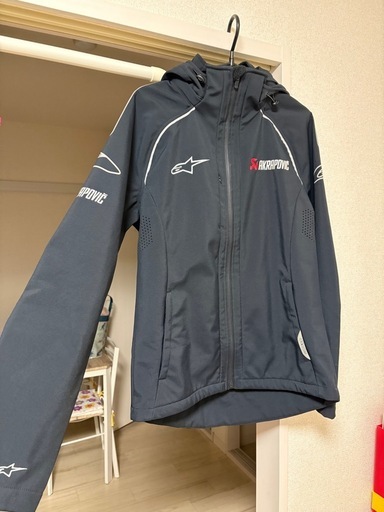アルパインとアクラのコラボジャケット