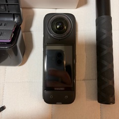 インスタ360 X4 アクションカメラ 自撮り棒、予備バッテリー付属の画像