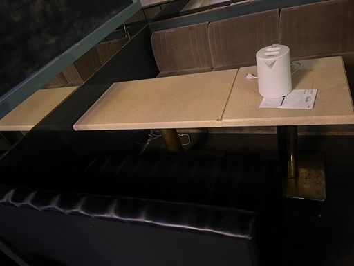 BAR、ラウンジの方、ソファーテーブル