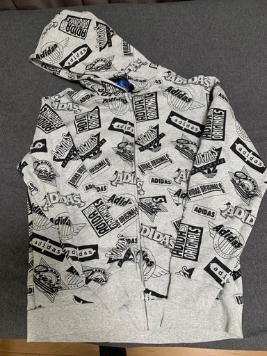 adidasパーカー