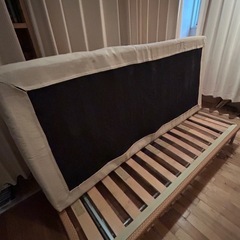 籐がアクセントのモダンソファーの画像