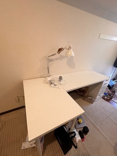     イケアの机を2つ