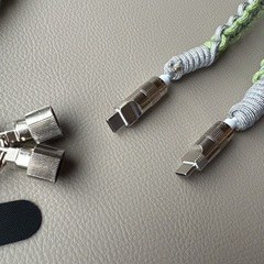 パラコードあみ　充電ケーブルにも使えるスマホストラップ　黄緑×シルバーの画像