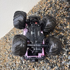 Jeep モンスタートラック レッド 大型タイヤの画像