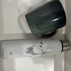 カップとアルミボトルの画像