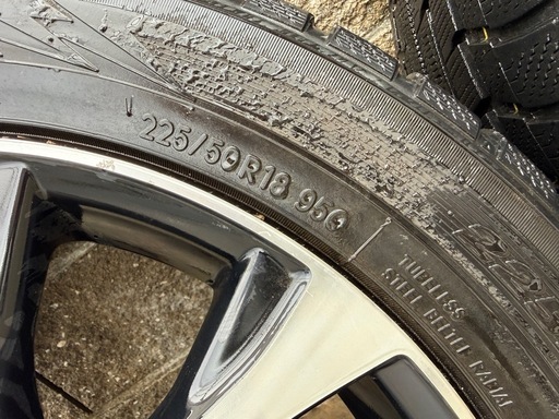 トヨタエスティマの純正ホイールとスタッドレスタイヤ（225/50R18）