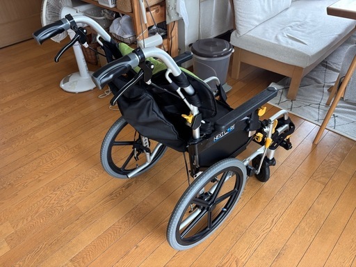 【受け渡し予定あり】折りたたみ式車椅子