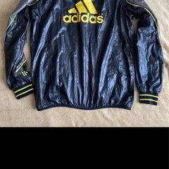 adidasウインドブレーカーの画像