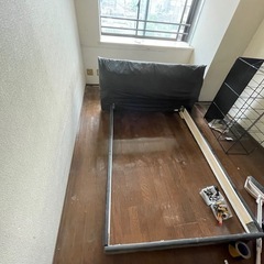 クイーンサイズのマットレスとベッドフレームの画像