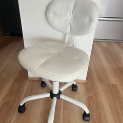 チャイルドシートとコロつきチェアの画像