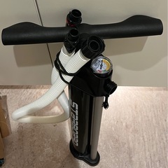 【まとめお譲り】メタル棚&スーツケース&SUP用ポンプ&コロコロ用具&折りたたみペーパーベンチ&ボトムレスポートフィルターの画像