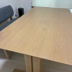 ダイニングテーブルの画像