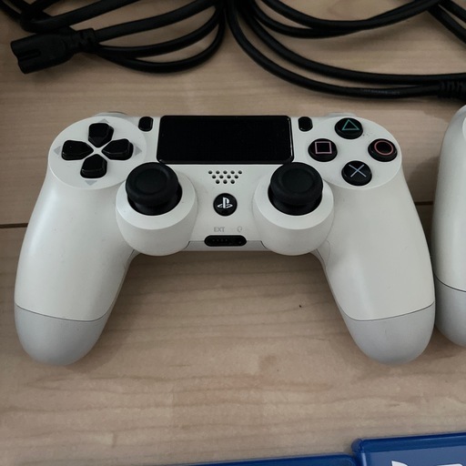 SONY PS4 ホワイト 本体 コントローラー2個 ゲームソフト3本付き