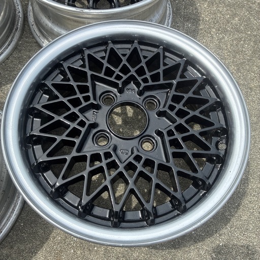 リアルスポーツ フィン 中古ホイール 4本 5.5J 13インチ PCD100 4穴 + 軽カーなどに　メーカー不明　13インチ5.5JJ  PCD100 4穴　オフセット＋35 　メッシュホイール
