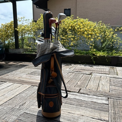 アクアスキュタムのゴルフバッグ