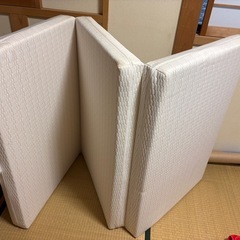 三つ折りマットレスの画像