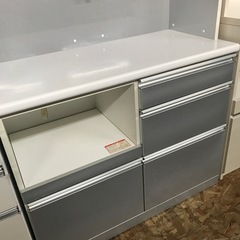 ジャングルジャングル貝塚店　レンジボード　古賀家具　グレー　3枚扉　3段　引き出し　オシャレ　スライドテーブル　取手　高さ調節　キッチン収納　中古　貝塚市　二色浜の画像