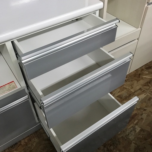 ジャングルジャングル貝塚店　レンジボード　古賀家具　グレー　3枚扉　3段　引き出し　オシャレ　スライドテーブル　取手　高さ調節　キッチ