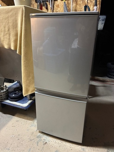 値下げ。短期使用格安中古　冷凍冷蔵庫　シャープ２ドア　225Ｌ　「近隣配送1500円より」グレー　素敵な曲面仕様　内外部も綺麗です。保証付き Amazon | シャープ 冷蔵庫(幅54.5cm) 225L 右開き 2ドア SJ-D23F-S