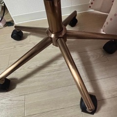 アイボリー ダイヤモンドキルティング デスクチェア 白　椅子の画像