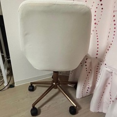 アイボリー ダイヤモンドキルティング デスクチェア 白　椅子の画像