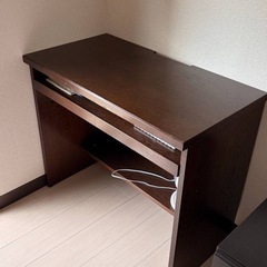 デスクとワゴンの画像