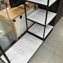 大理石調ワードローブの画像