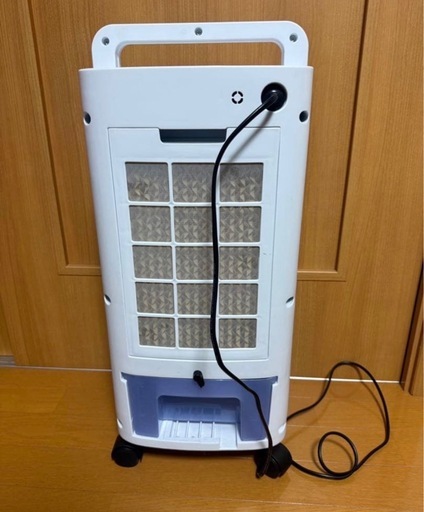 タッチ式コントロールパネル搭載の冷風機、風量調整機能付き。